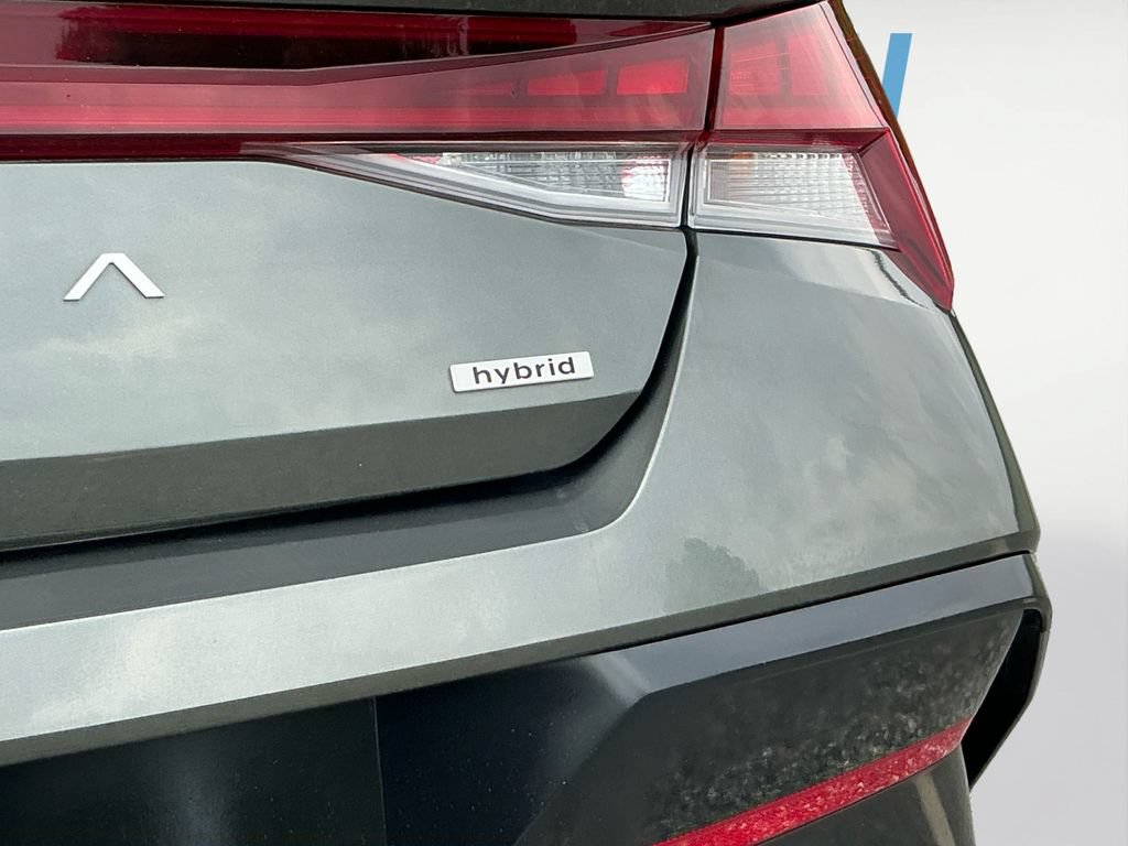 Used 2025 Hyundai Elantra Limited FWD image 19