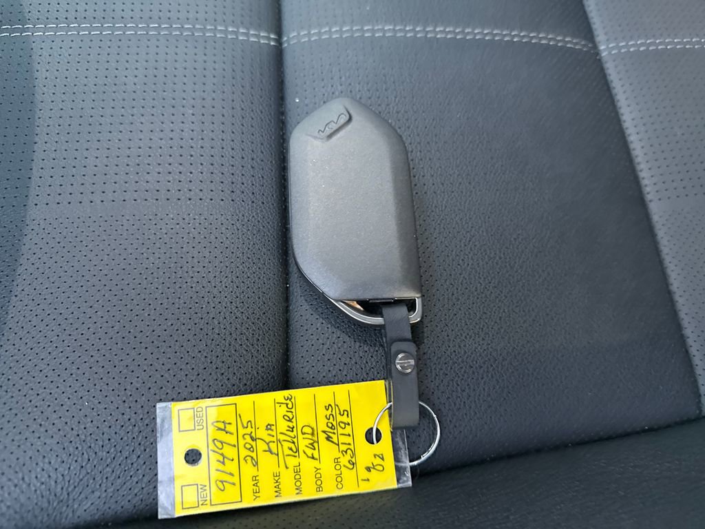 Used 2025 Kia Telluride EX w/ EX Captain's Chair Package image 32