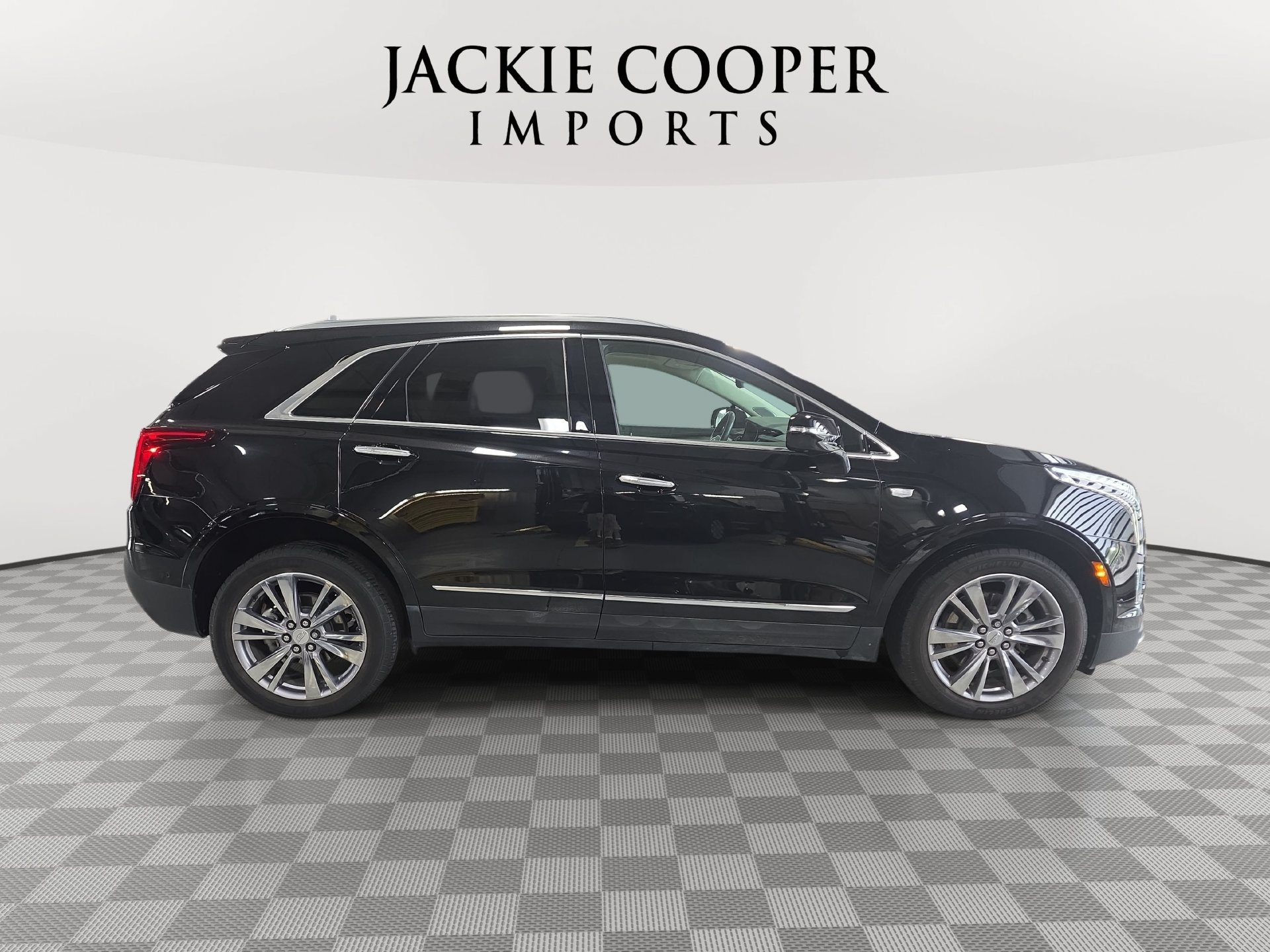 Used 2023 Cadillac XT5 Premium Luxury w/ Technology Package AWD/4WD image 4