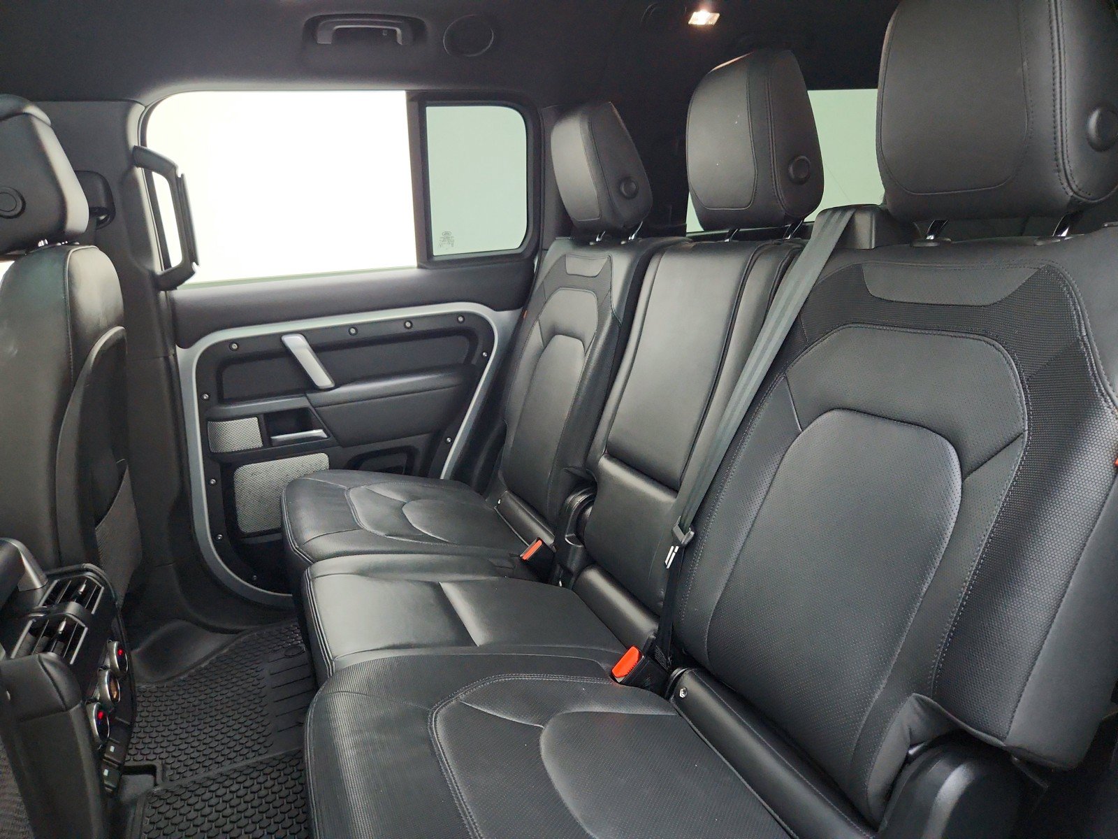 Used 2023 Land Rover Defender 130 X-Dynamic SE AWD/4WD image 21