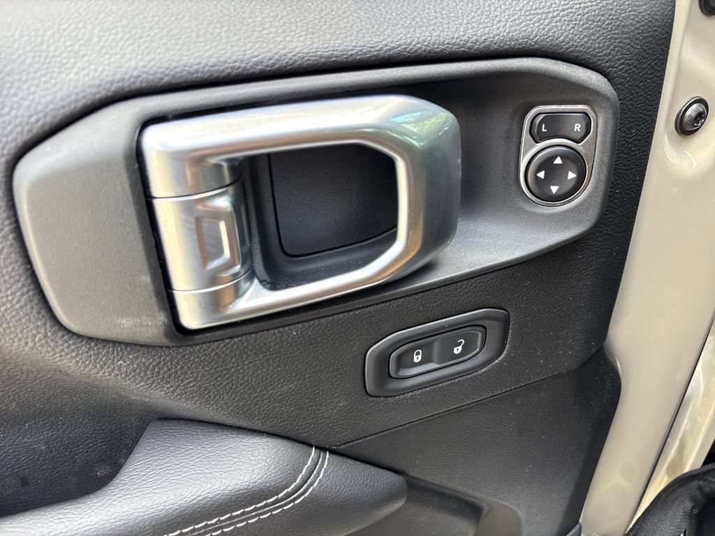 Used 2022 Jeep Gladiator Rubicon w/ LED Lighting Group AWD/4WD image 17