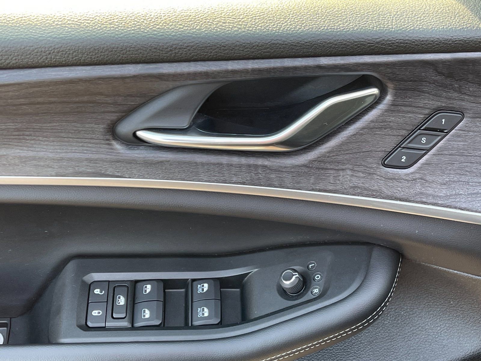 Used 2024 Jeep Grand Cherokee Limited w/ Trailer Tow Package image 13