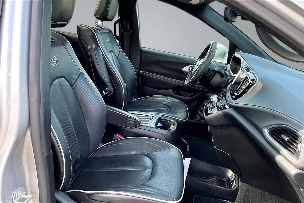 Used 2020 Chrysler Pacifica Limited w/ Advanced Safetytec Group FWD image 7