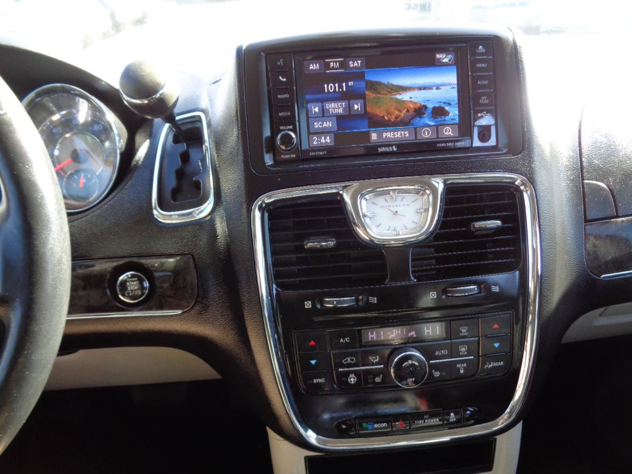 Used 2016 Chrysler Town & Country Touring-L image 46