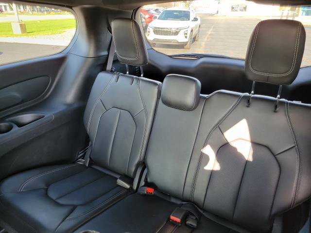 Used 2025 Chrysler Pacifica Select image 23
