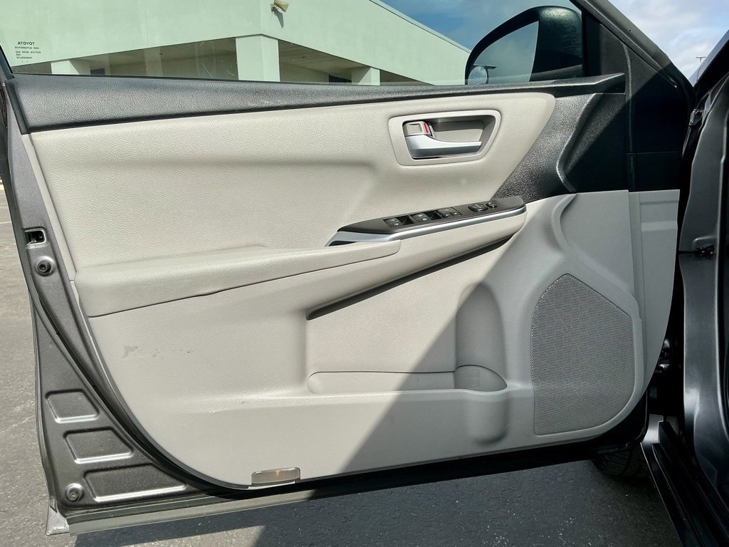 Used 2016 Toyota Camry LE image 39
