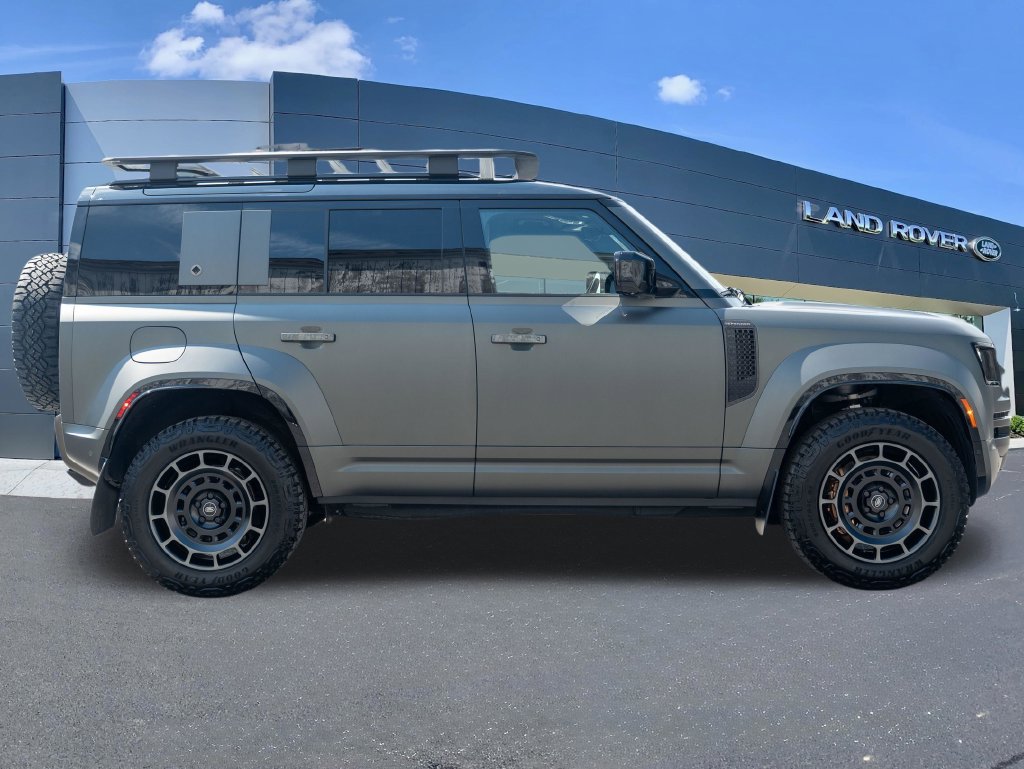 Used 2025 Land Rover Defender 110 AWD/4WD image 8