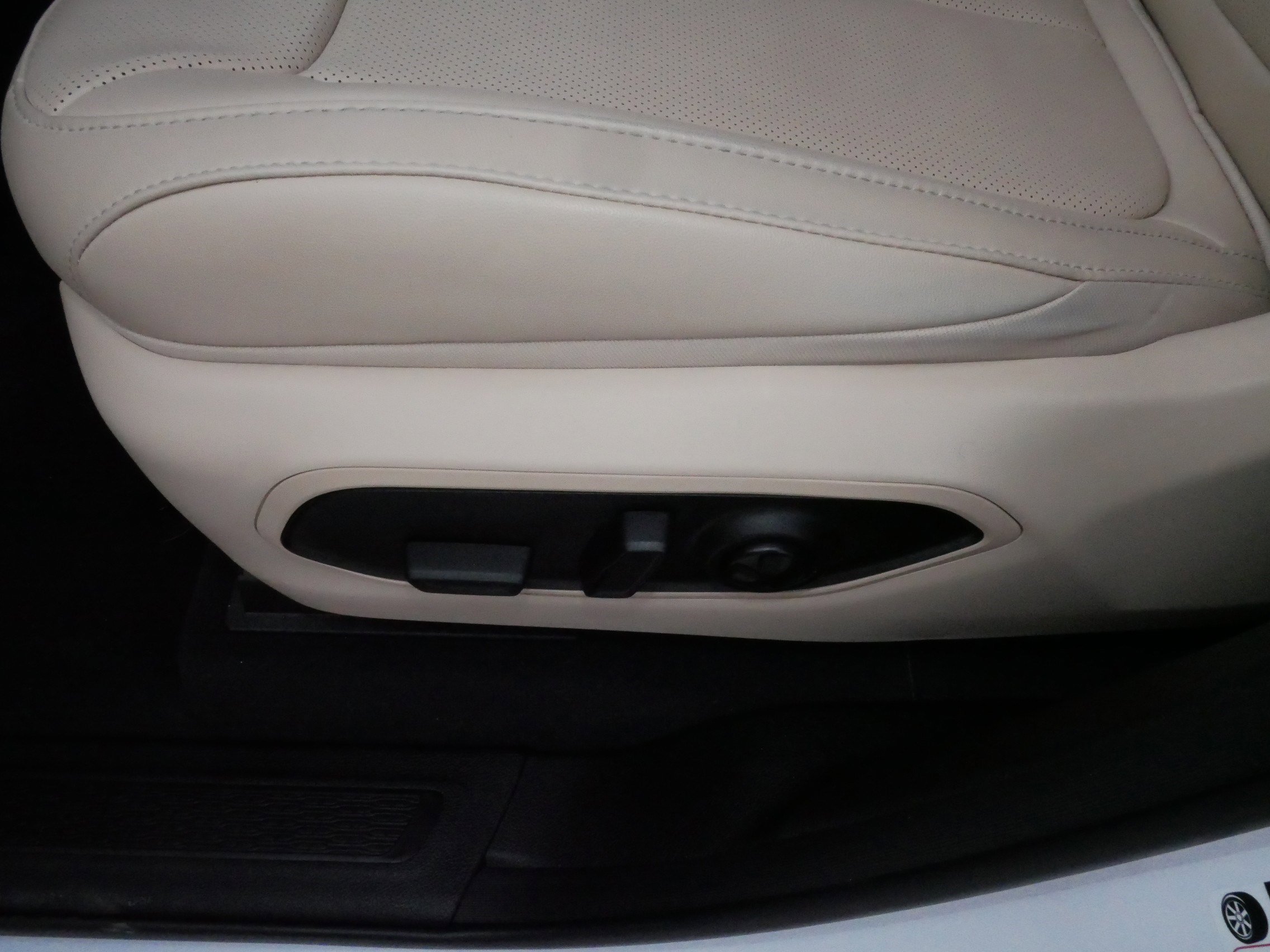 Used 2025 Jeep Grand Cherokee Limited w/ Luxury Tech Group II image 20