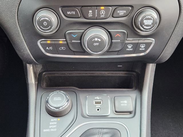 Certified 2019 Jeep Cherokee Latitude w/ Popular Appearance Group image 18