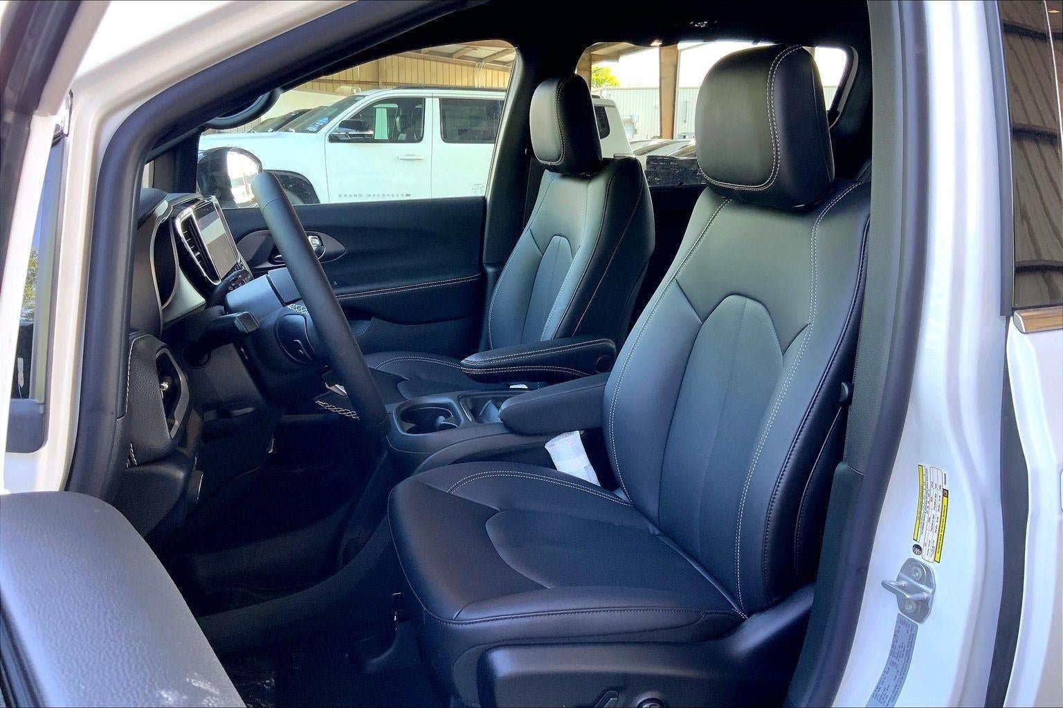 New 2027 Chrysler Pacifica Select w/ Family Tech Group AWD/4WD image 9