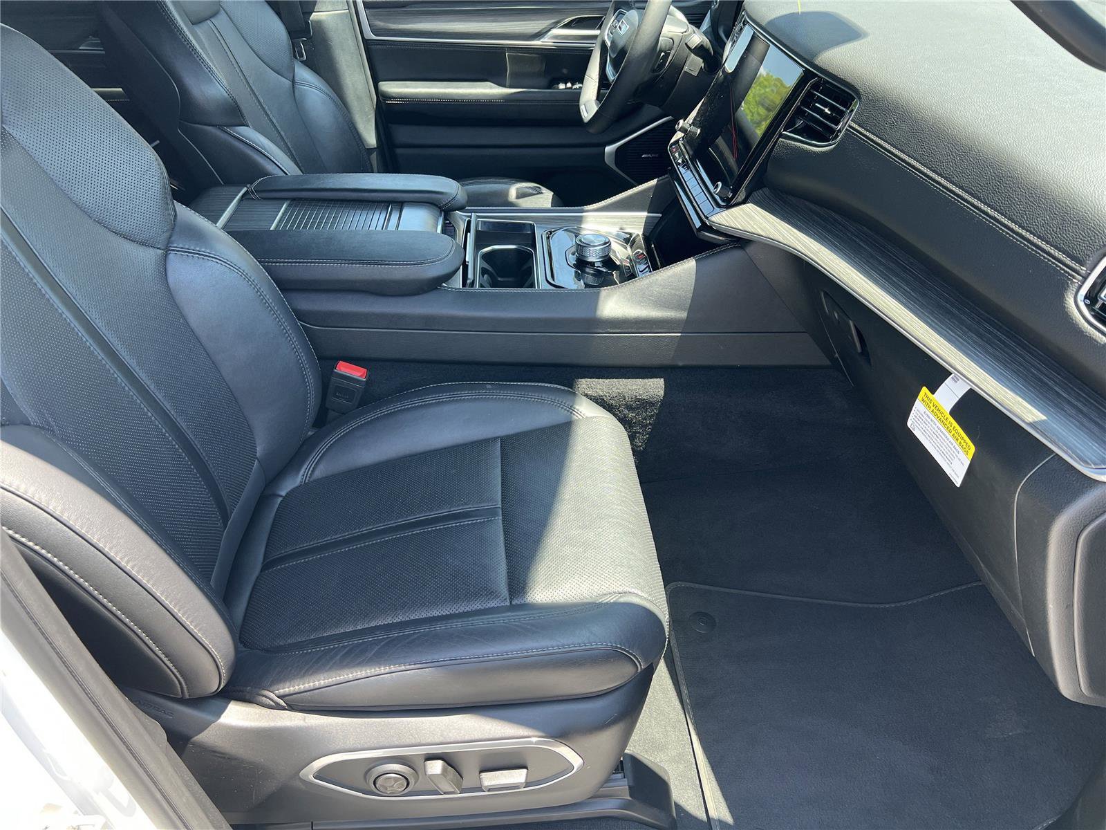 Used 2024 Jeep Wagoneer L Series II RWD image 28