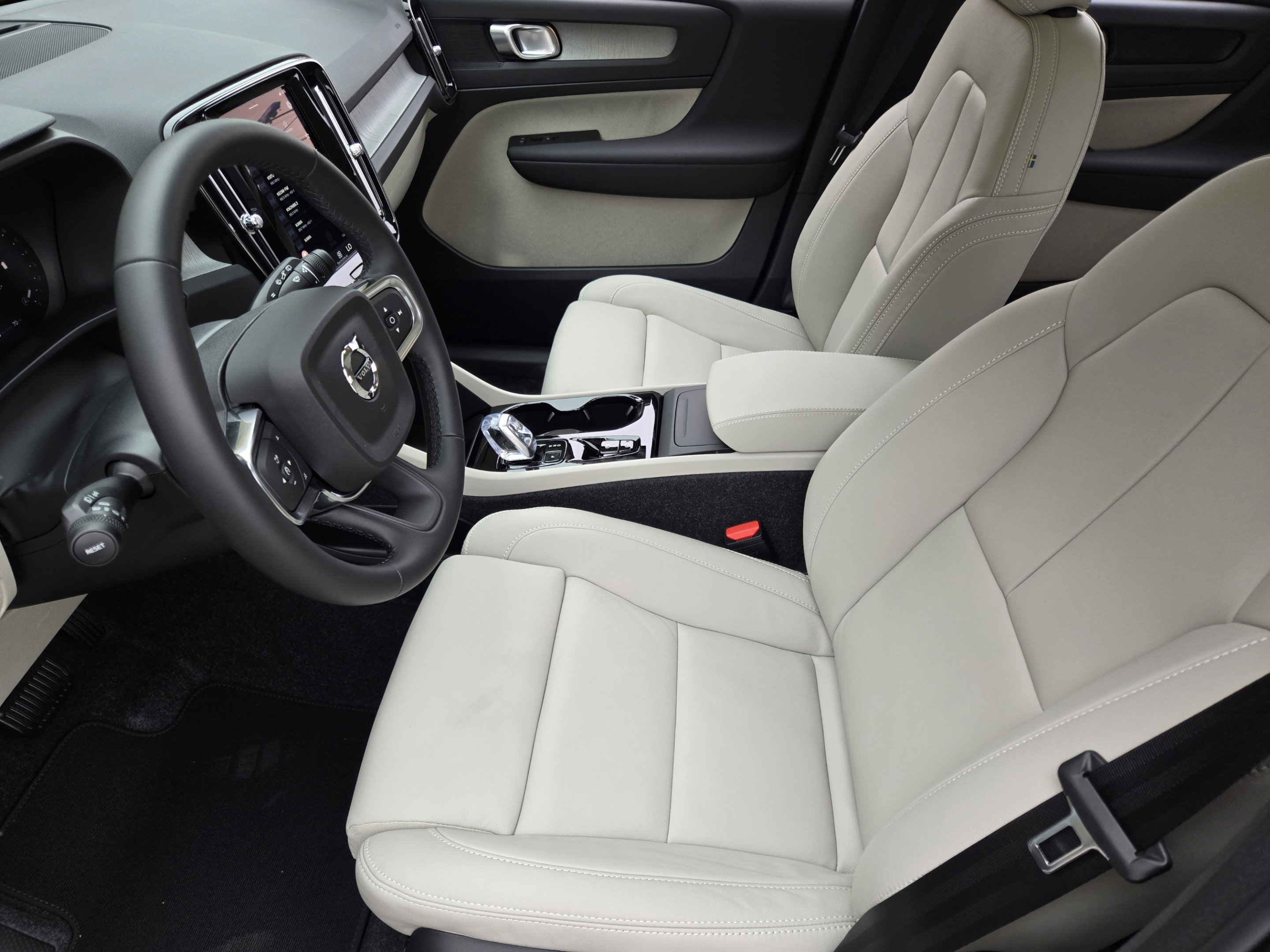 Used 2026 Volvo XC40 B5 Plus w/ Protection Package Premier AWD/4WD image 15
