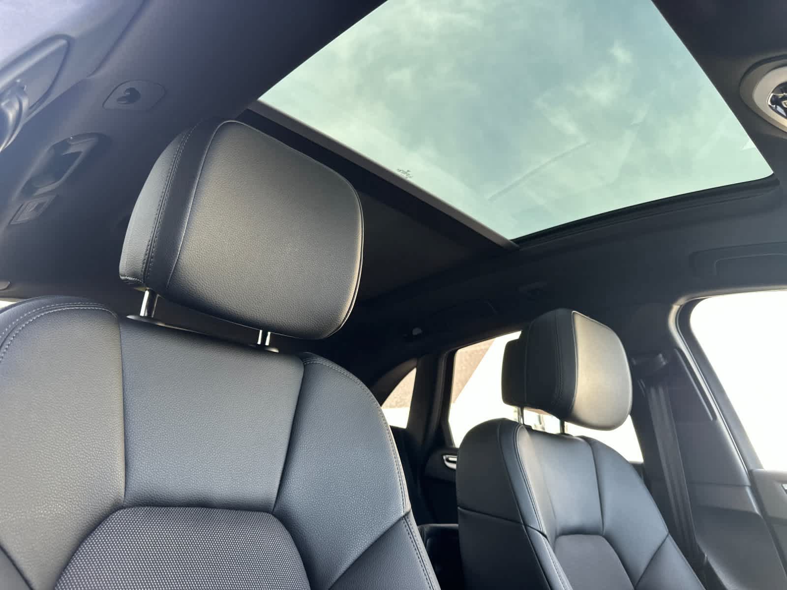 Certified 2025 Porsche Macan AWD/4WD image 18