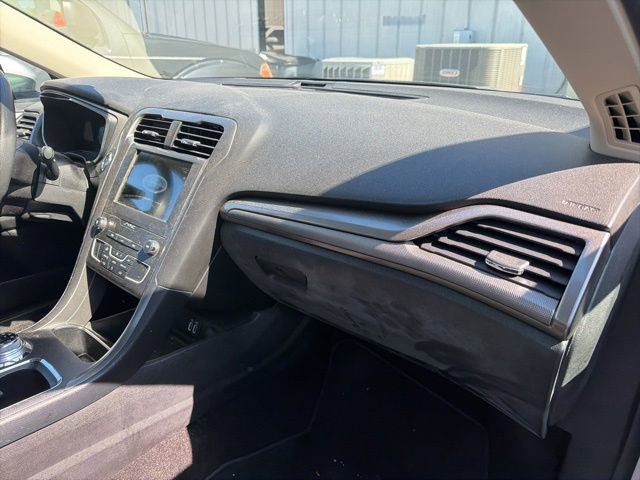 Used 2020 Ford Fusion SE FWD image 11