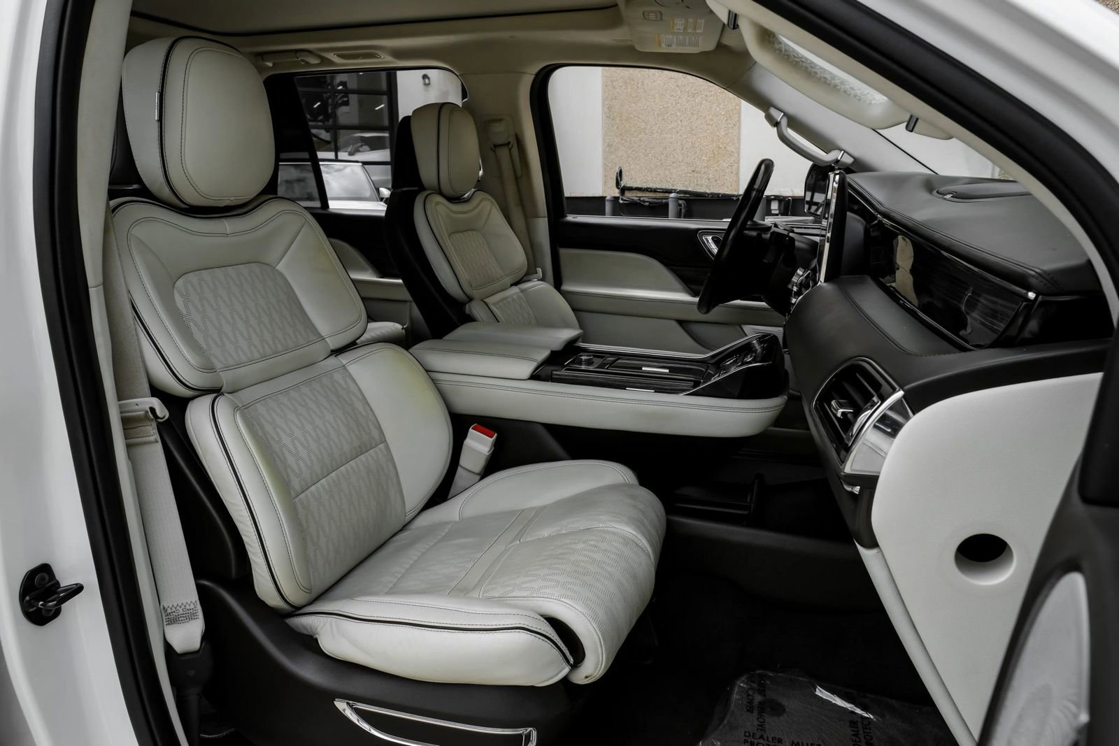 Used 2020 Lincoln Navigator Black Label w/ Cargo Convenience Package AWD/4WD image 34
