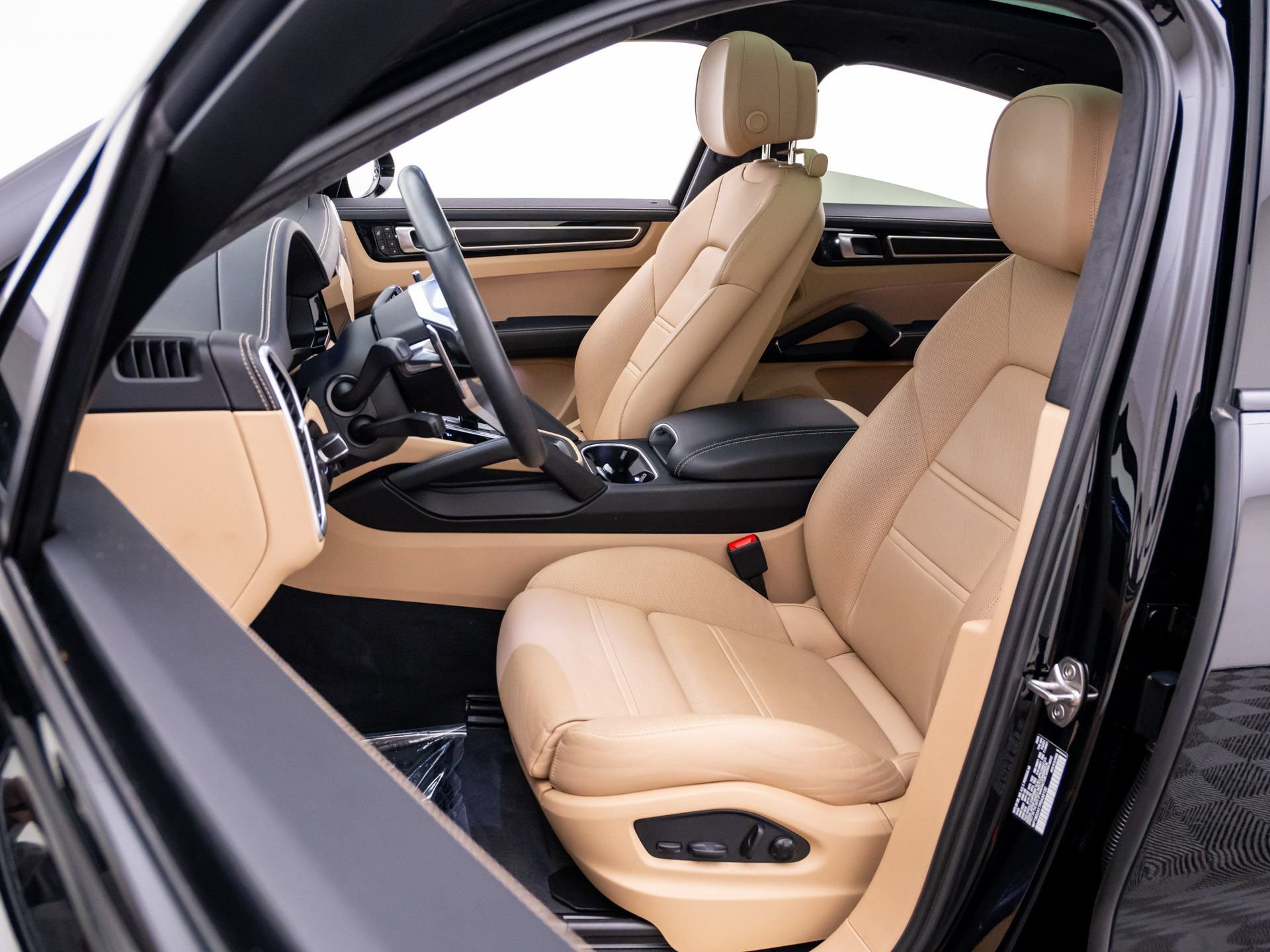 Certified 2023 Porsche Cayenne GTS AWD/4WD image 5