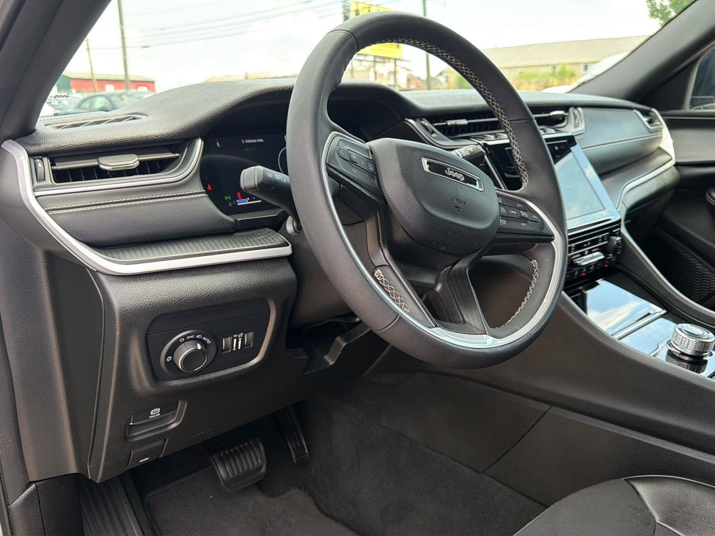 Used 2024 Jeep Grand Cherokee Altitude AWD/4WD image 13