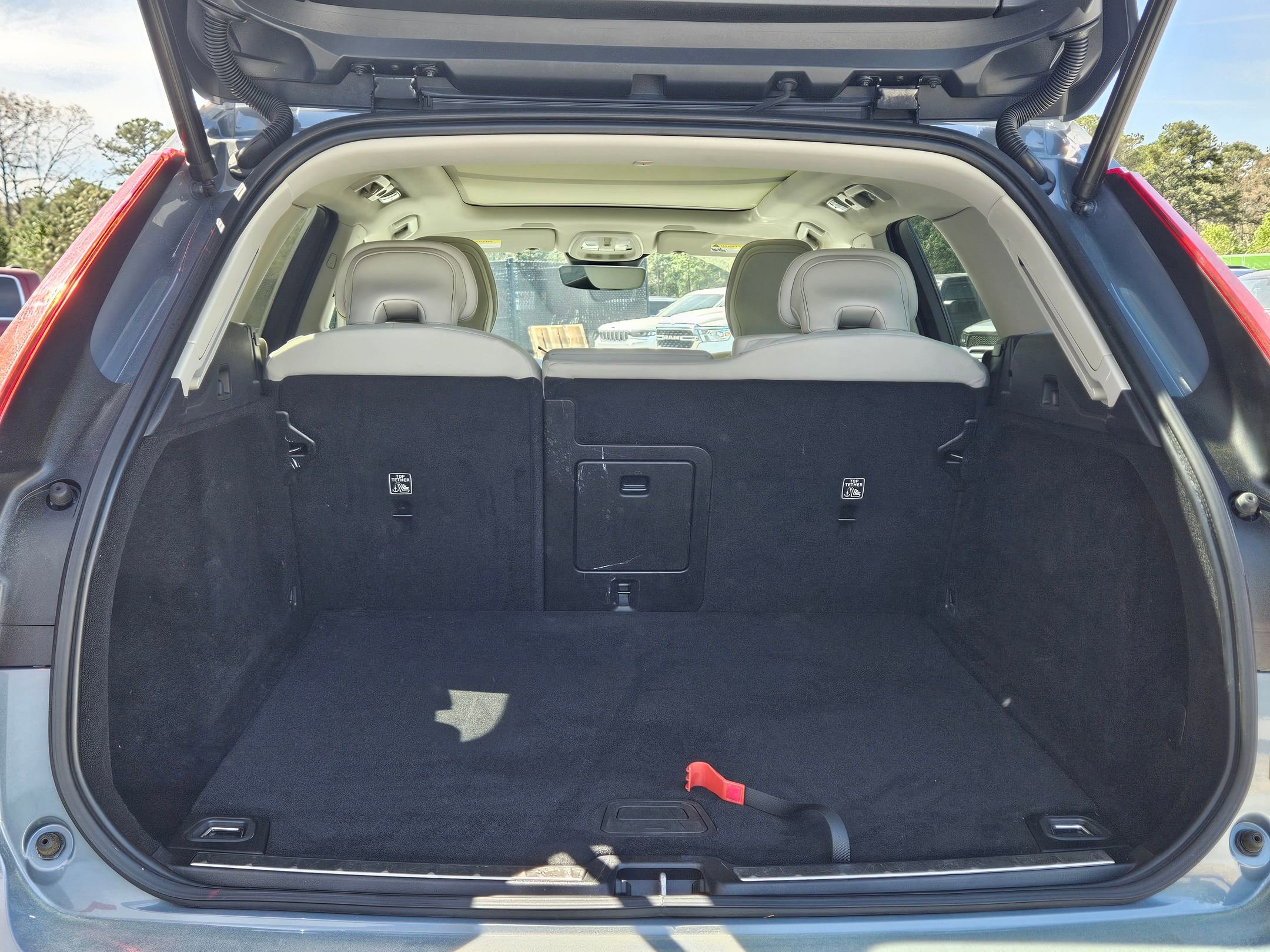 Used 2022 Volvo XC60 B5 Momentum image 31