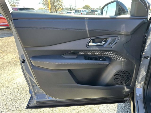 Used 2025 Nissan Ariya AWD image 16