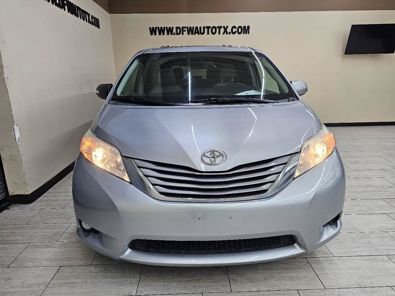 Used 2015 Toyota Sienna XLE w/ XLE Navigation Package FWD image 3