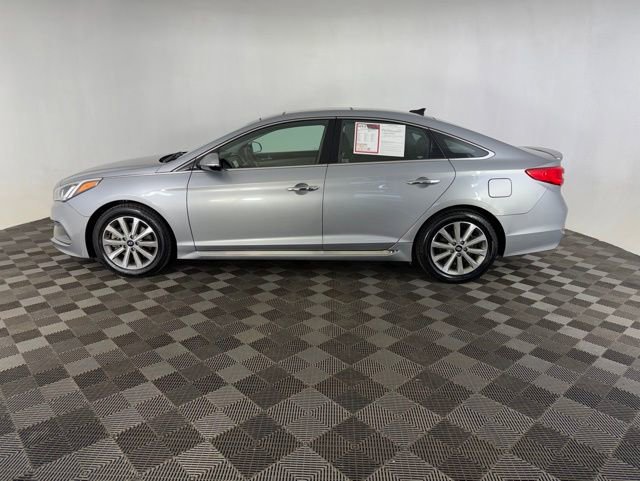 Used 2016 Hyundai Sonata Limited w/ Option Group 05 FWD image 10