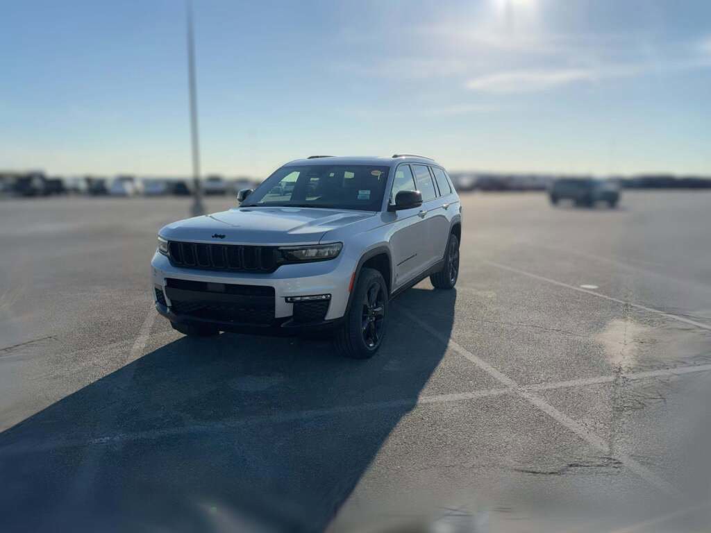 New 2025 Jeep Grand Cherokee L Limited w/ Black Appearance Package image 3