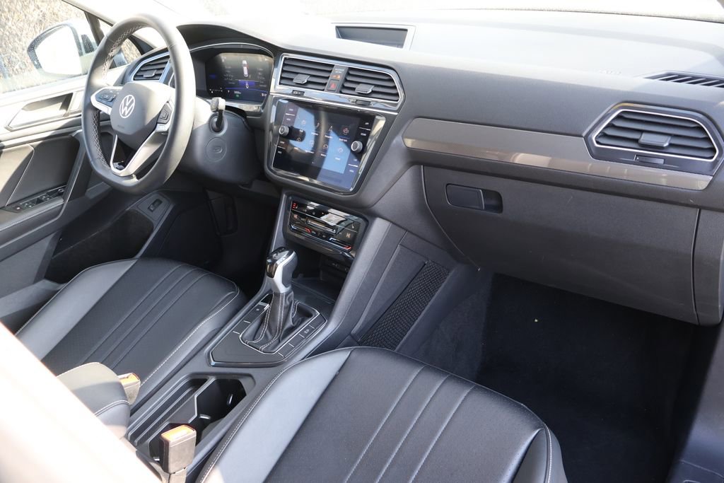 Used 2024 Volkswagen Tiguan Wolfsburg Edition image 37