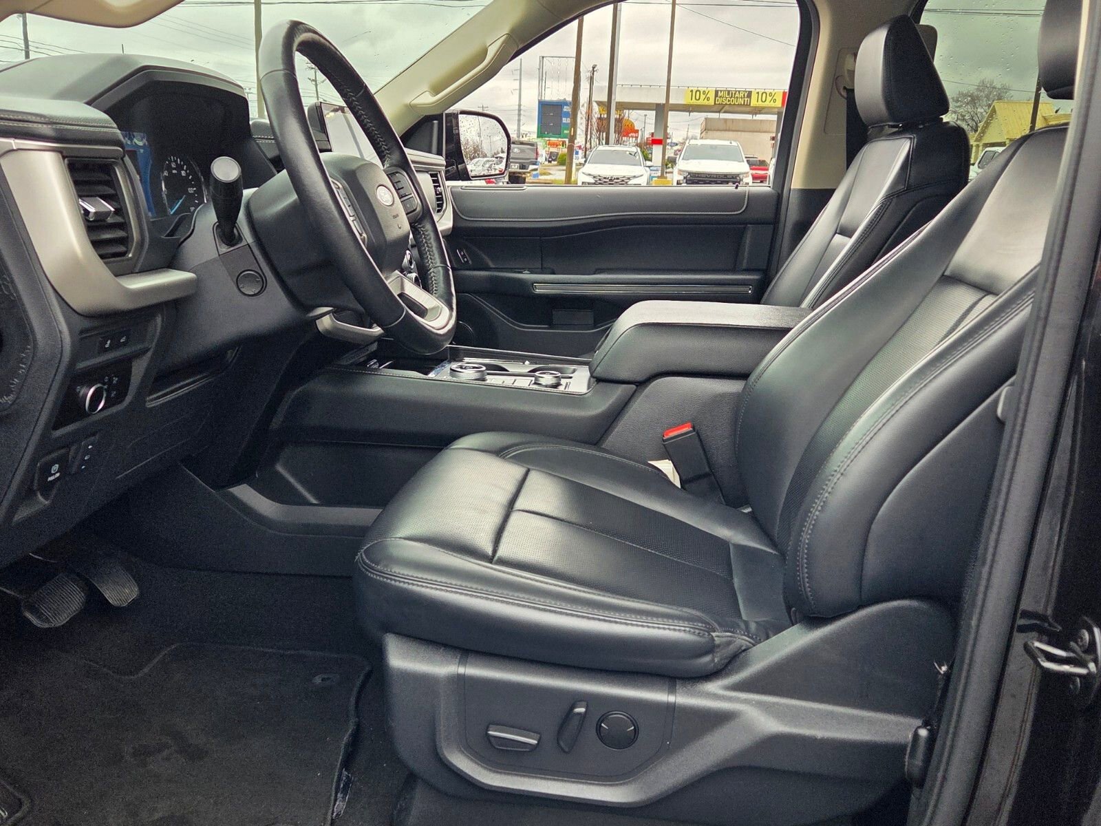 Used 2024 Ford Expedition Max XLT image 5