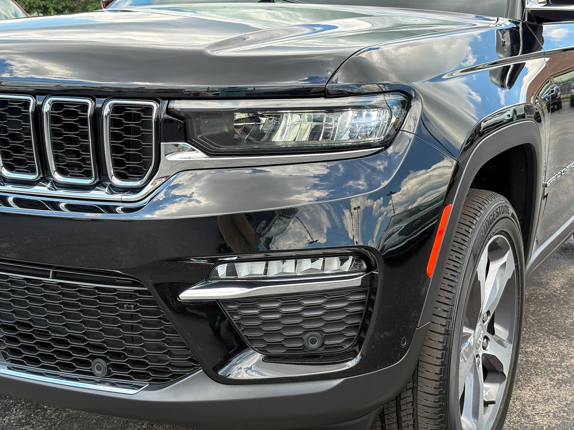 Used 2023 Jeep Grand Cherokee Limited w/ Luxury Tech Group II AWD/4WD image 7