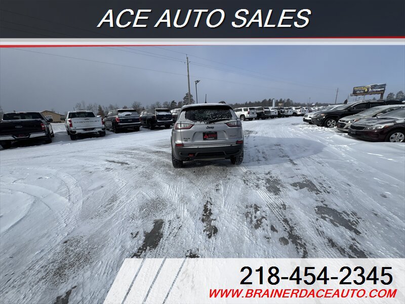 Used 2019 Jeep Cherokee Trailhawk w/ Cold Weather Group image 8