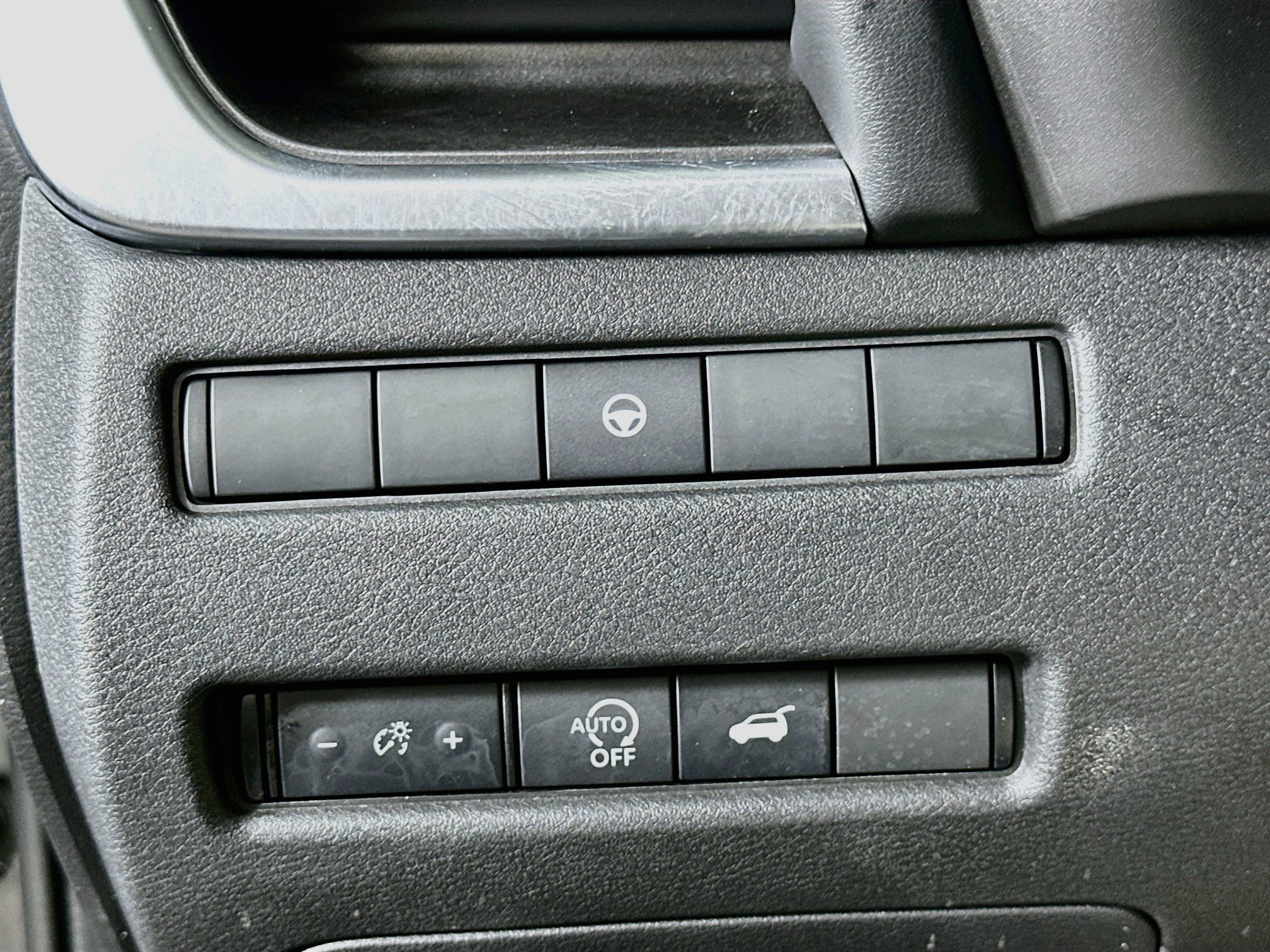 Used 2025 Nissan Rogue SV FWD image 17