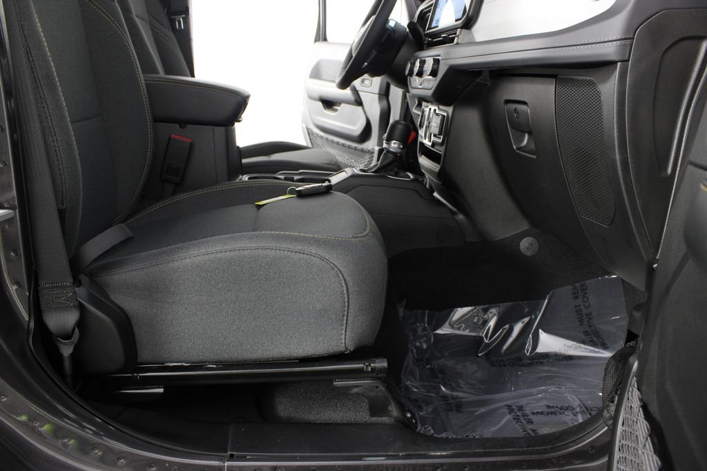 Used 2025 Jeep Wrangler Unlimited Sahara AWD/4WD image 19