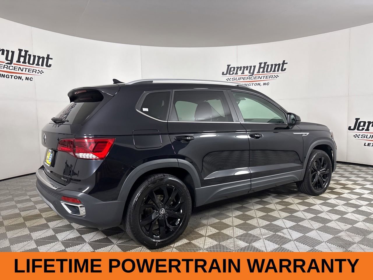 Used 2023 Volkswagen Taos SE w/ Panoramic Sunroof Package AWD/4WD image 5