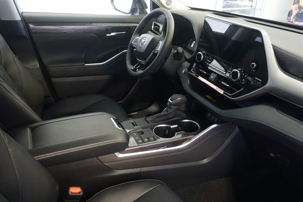 New 2026 Toyota Highlander Platinum image 30