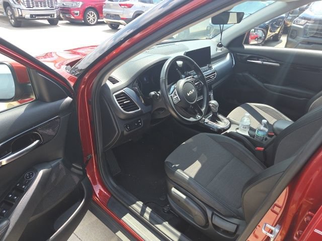 Used 2023 Kia Seltos S w/ Navigation Package FWD image 7