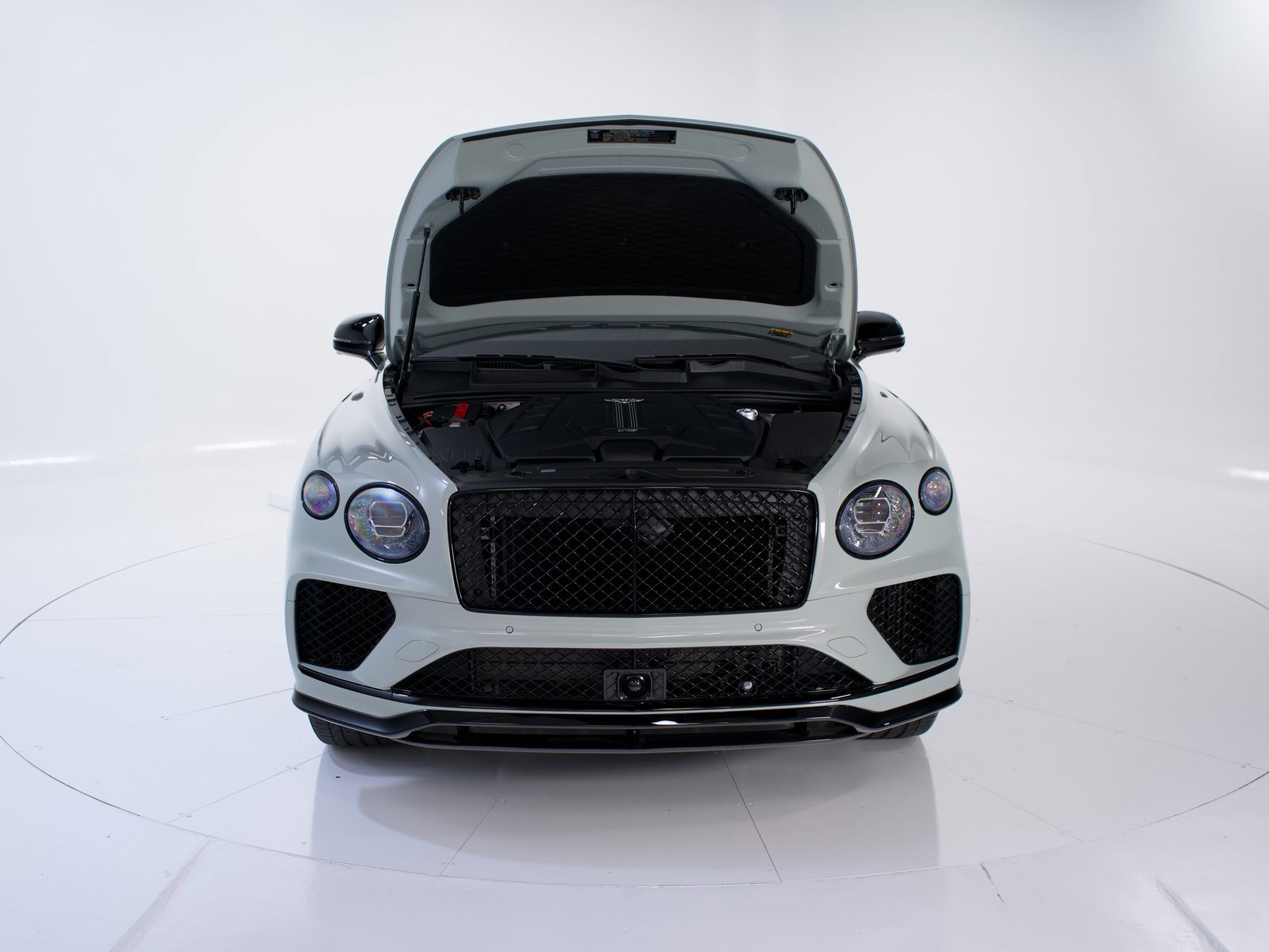 Used 2025 Bentley Bentayga image 48