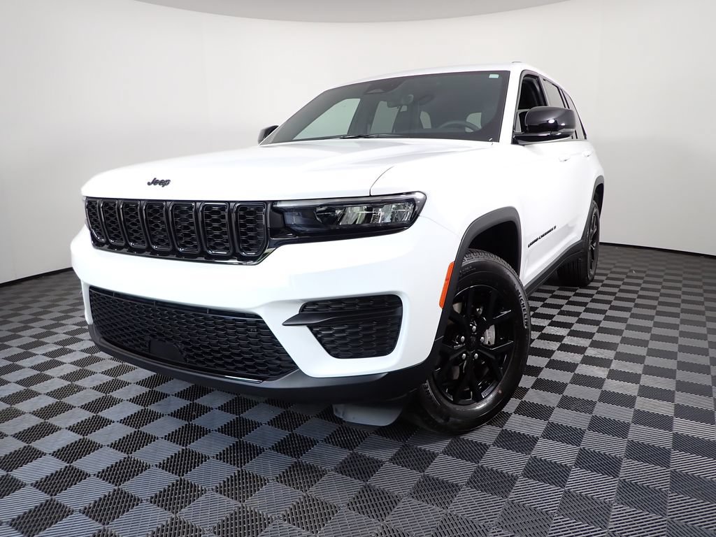 Used 2025 Jeep Grand Cherokee Altitude AWD/4WD image 2