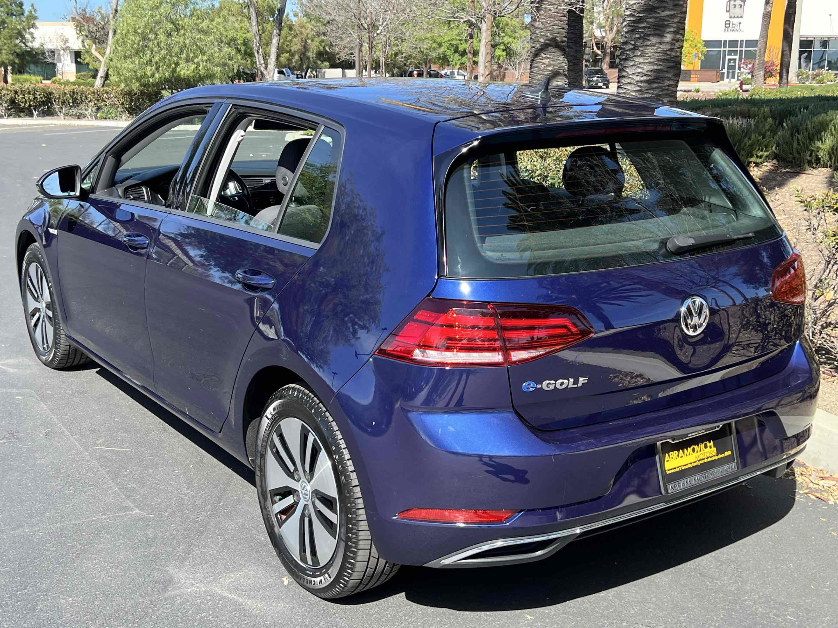 Used 2019 Volkswagen e-Golf SE w/ Driver Assistance Package image 2