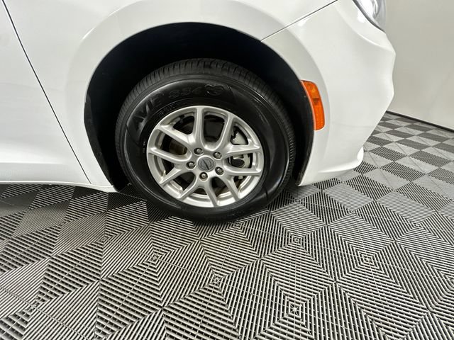 Used 2024 Chrysler Pacifica Touring-L FWD image 5