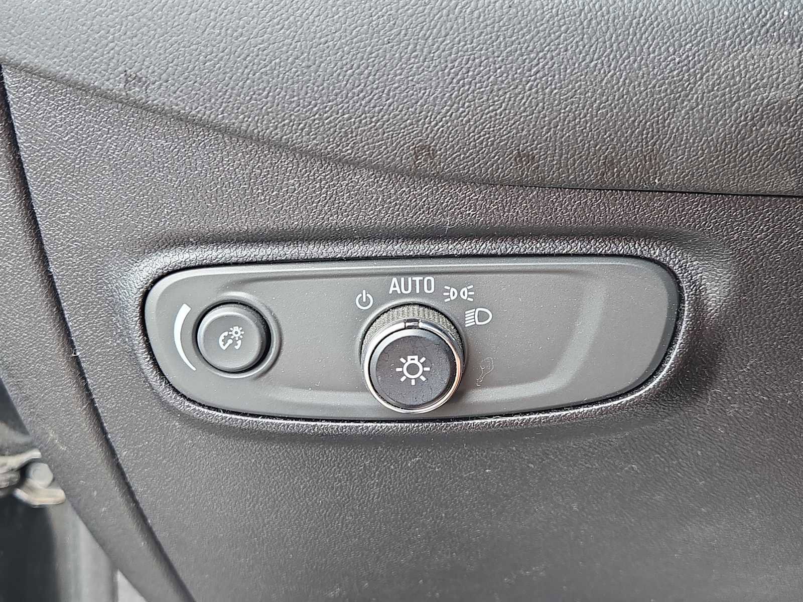 Used 2018 Chevrolet Equinox LT w/ Sun & Infotainment Package FWD image 23