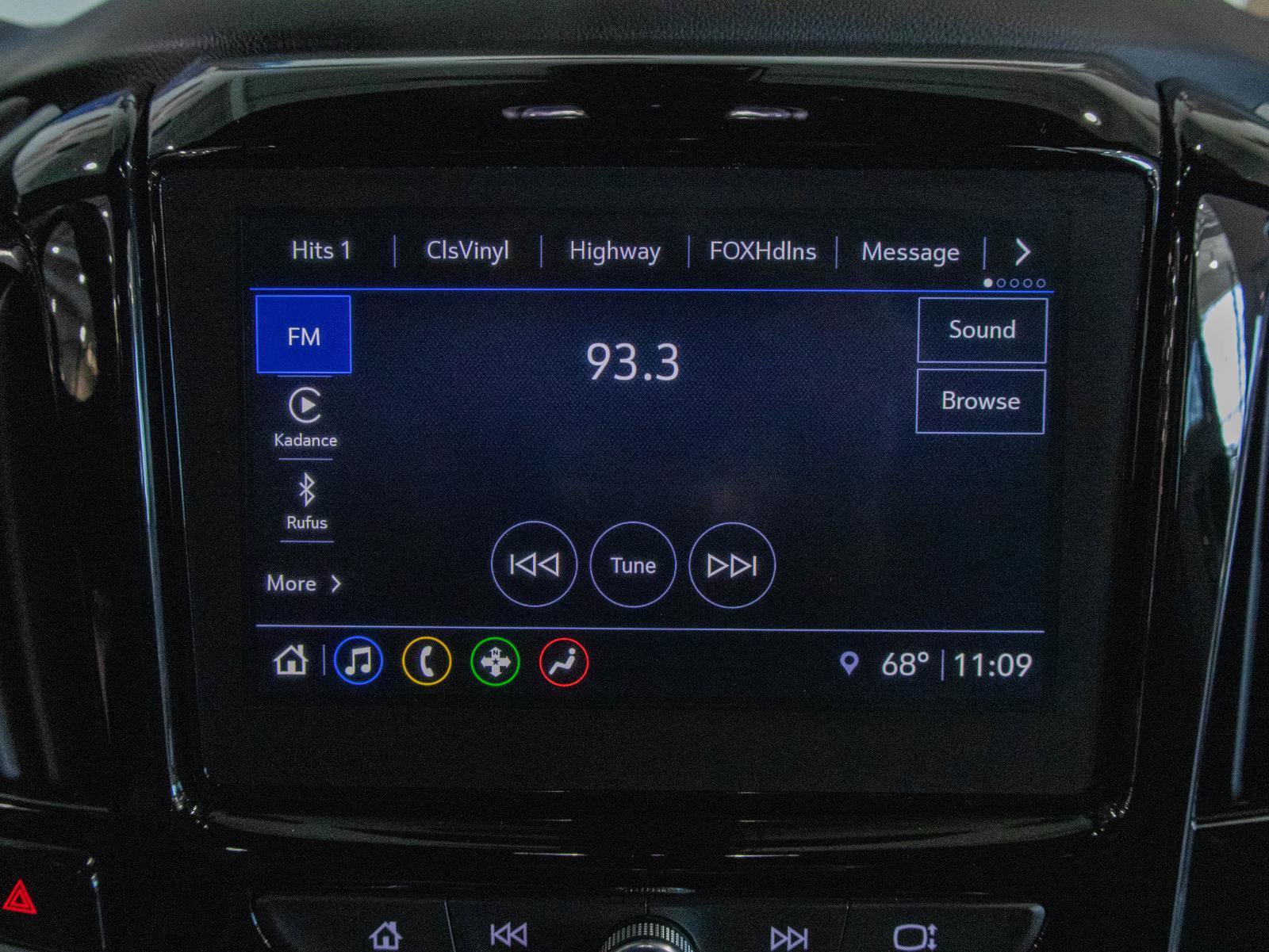 Used 2023 Chevrolet Traverse LT image 8