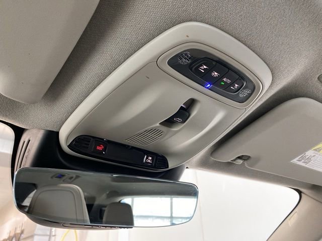 Used 2021 Volvo XC40 T5 Momentum image 21