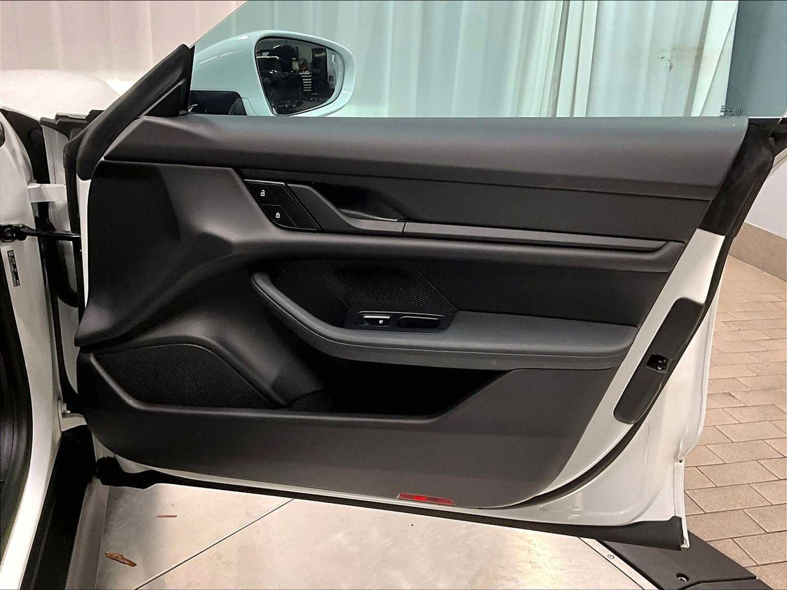 Used 2022 Porsche Taycan image 28