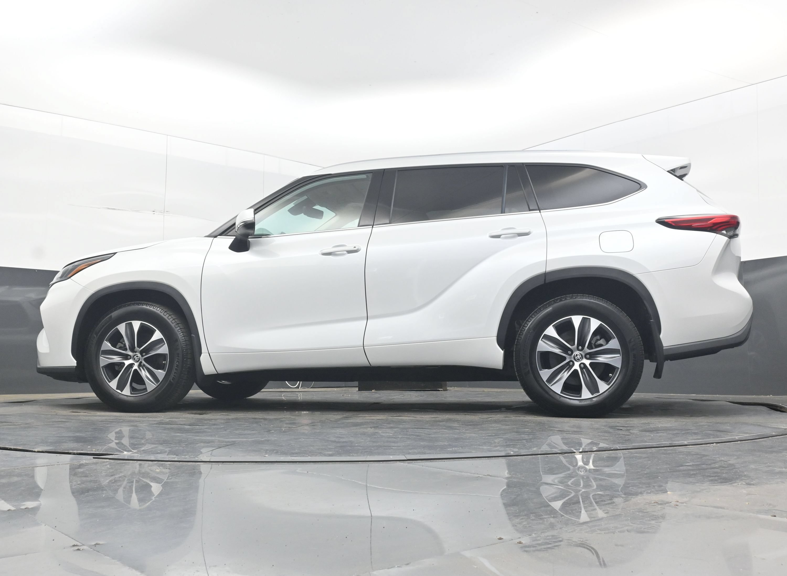 Used 2022 Toyota Highlander XLE AWD/4WD image 27