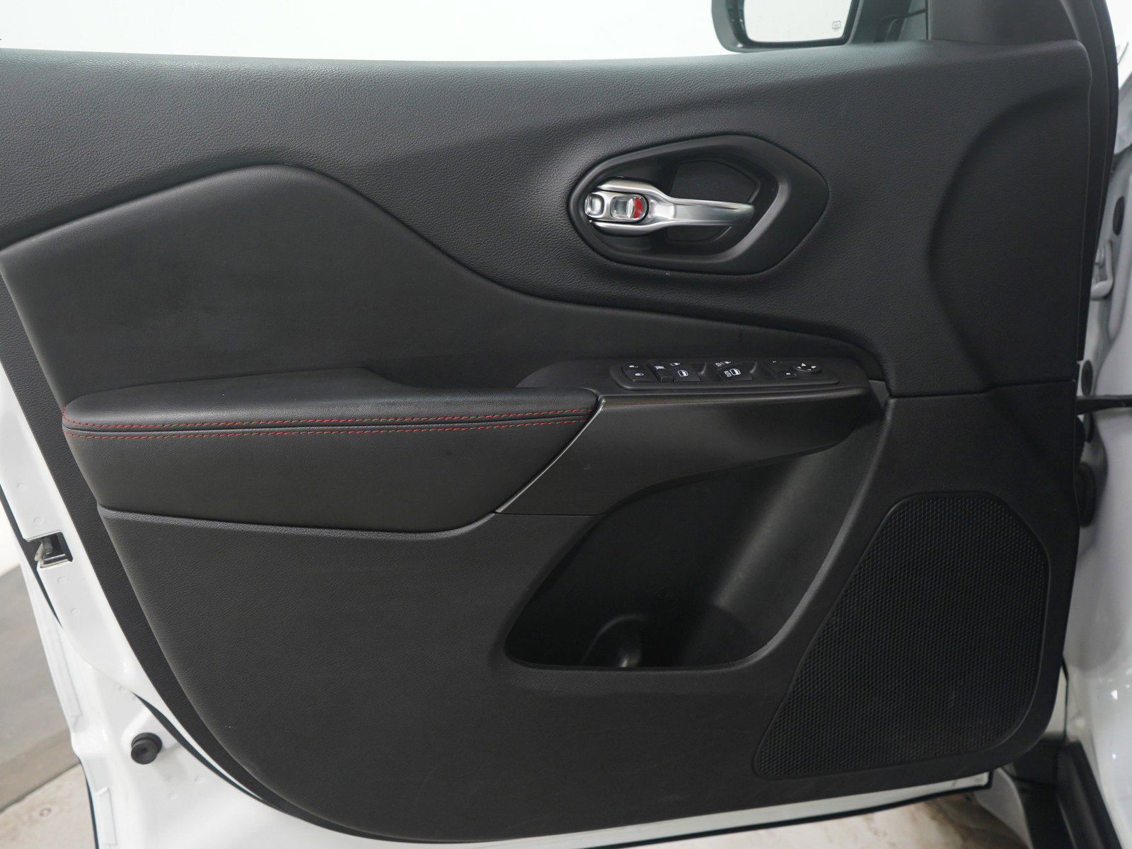 Used 2021 Jeep Cherokee Trailhawk image 21