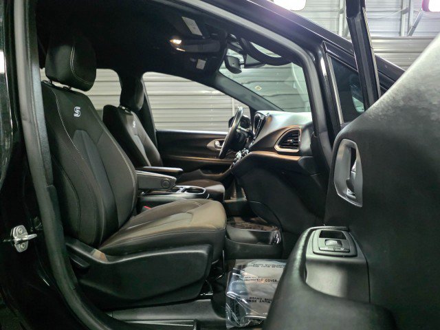 Used 2020 Chrysler Pacifica Touring w/ S Appearance Package image 14