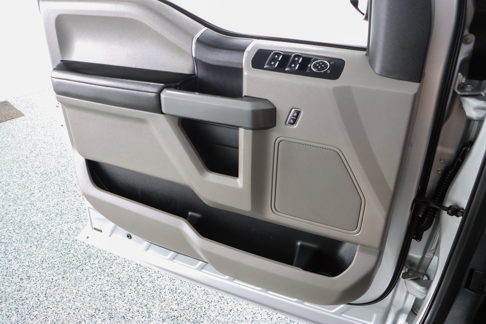 Used 2015 Ford F150 XLT image 21