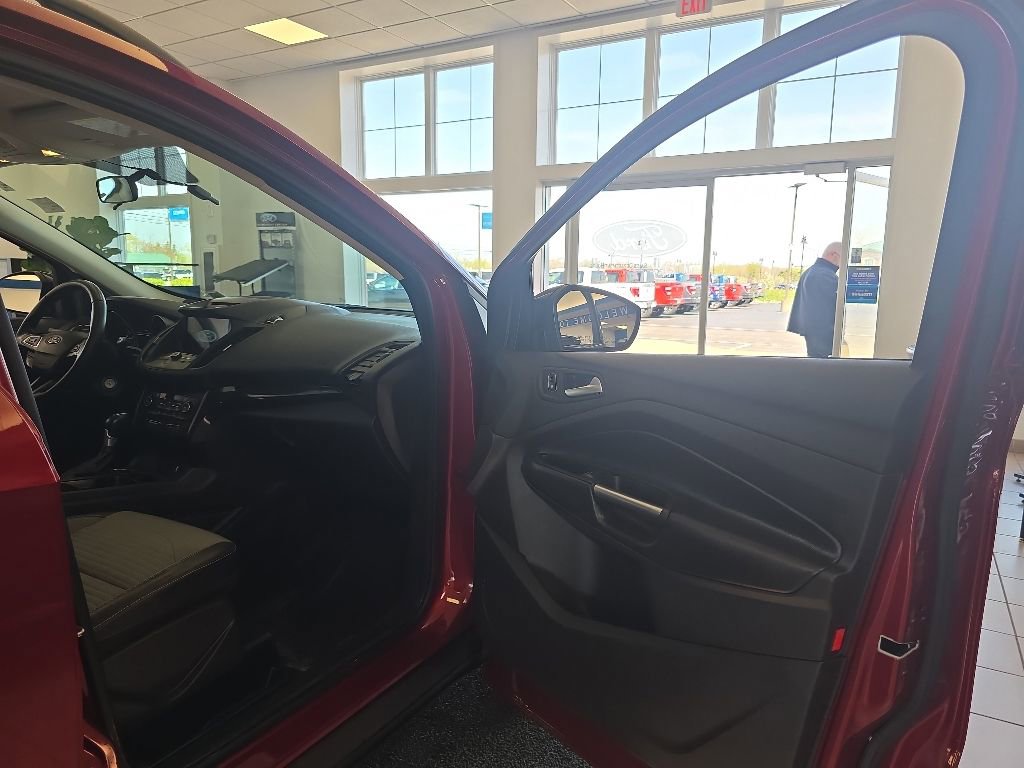 Used 2017 Ford Escape SE w/ Equipment Group 201A AWD/4WD image 36