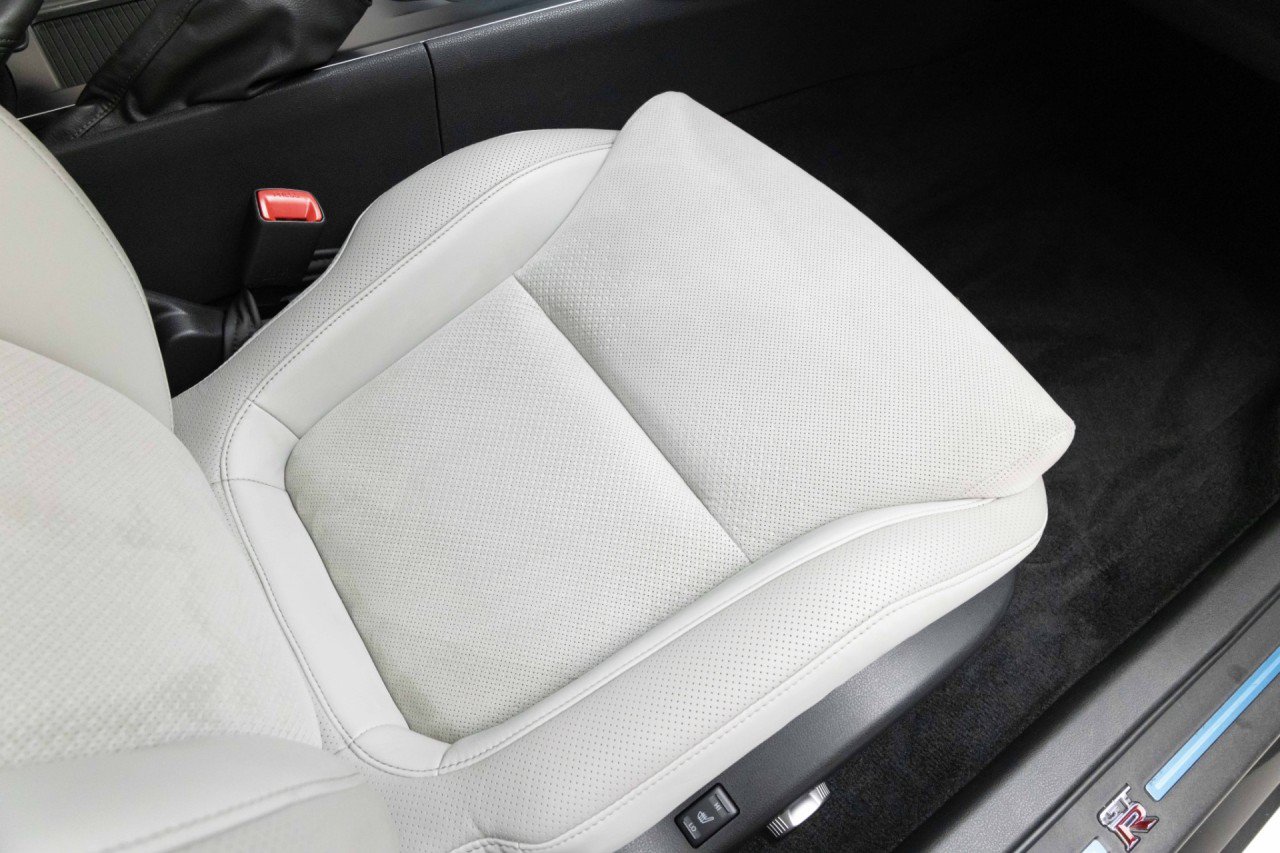 Used 2010 Nissan GT-R Premium AWD/4WD image 30