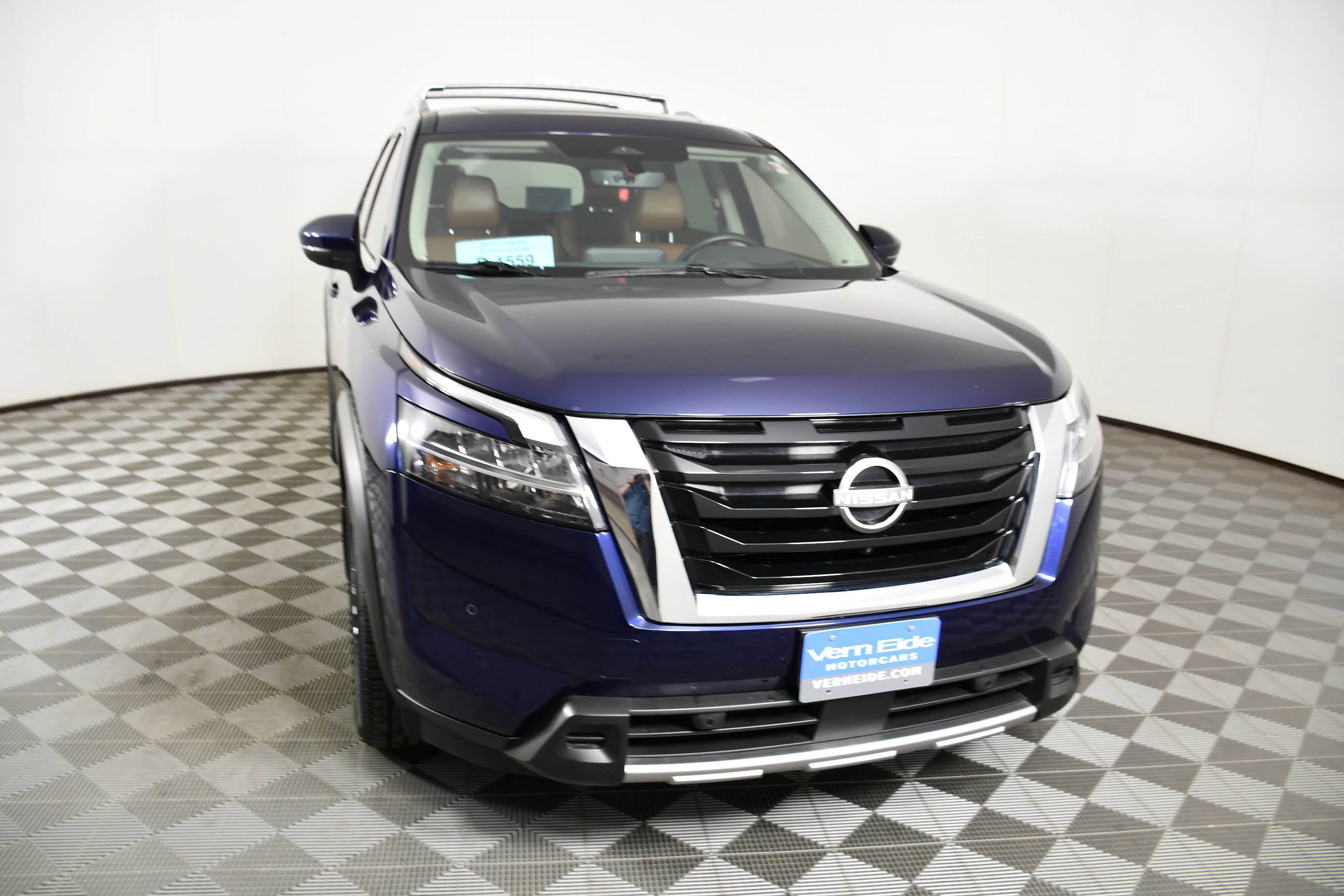 Used 2023 Nissan Pathfinder Platinum image 3